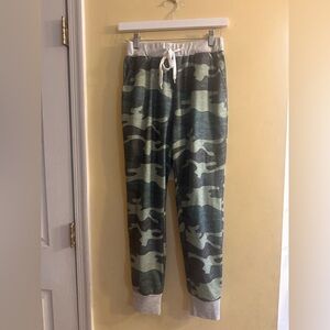 Acelitt Camo Green Jogger Pants with Pockets, size small